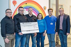Das Bild zeigt Matthias Beyer, Rainer Haßfeld, Christian Richling, Admira Knoll, Klinikdirektor Prof. Dr. Sascha Meyer, Heiko Schöppler (stellvertretender FUoKK-Vorsitzender) bei der Spendenübergabe (v.l.n.r.) 