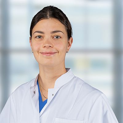 Das Bild zeigt ein Porträt von Anna Herbst 