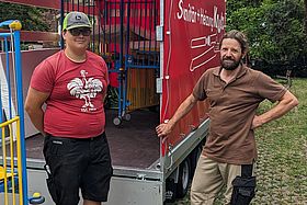 Das Bild zeigt Simon (li.) und Markus Albrecht vor einem LKW.